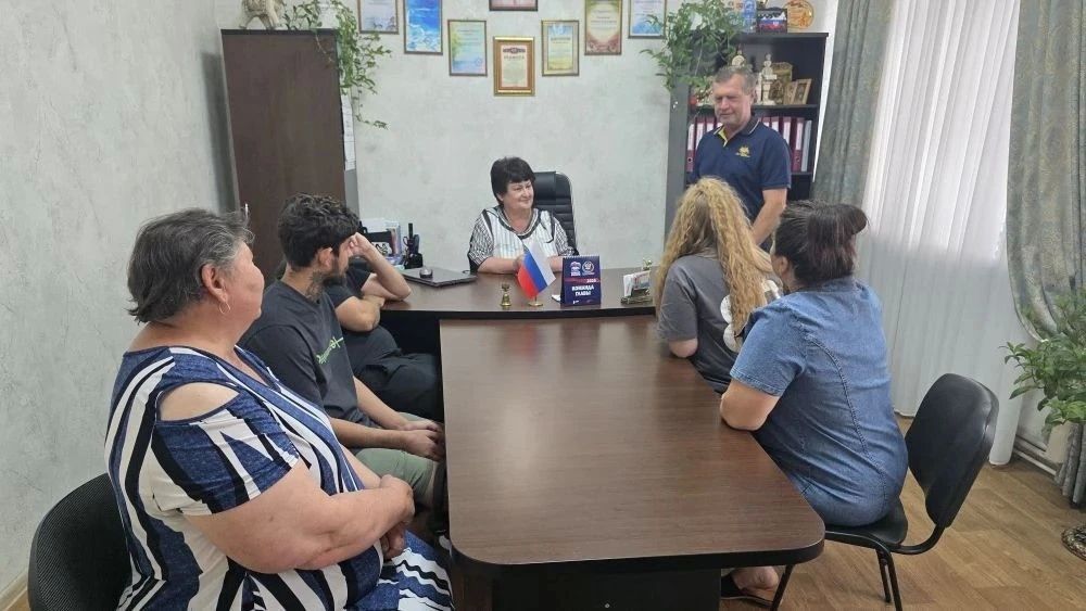 Заведующий Урзуфским территориальным сектором Николай Аджавенко провел встречу с коллективом Урзуфского сельского клуба