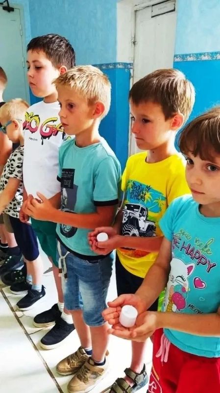 Ко Дню памяти и скорби библиотека-филиал №1 провела беседу «Этот день не забыть никогда» с ребятами из пришкольного лагеря «Солнышко» Ко Дню памяти и скорби библиотека-филиал №1 провела беседу «Этот день не забыть никогда» с ребятами из пришкольного лагеря «Солнышко»