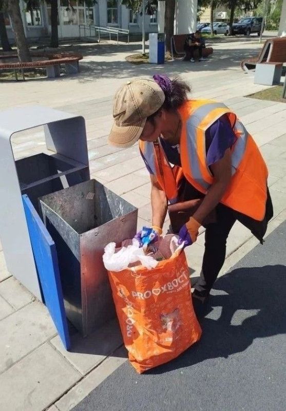 Коммунальщики Снежного продолжают благоустраивать территории общего пользования Коммунальщики Снежного продолжают благоустраивать территории общего пользования