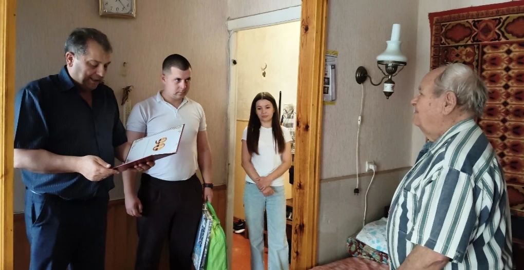 Поздравление с 90-летием Павленко Петра Епифановича, жителя пгт Донское Поздравление с 90-летием Павленко Петра Епифановича, жителя пгт Донское