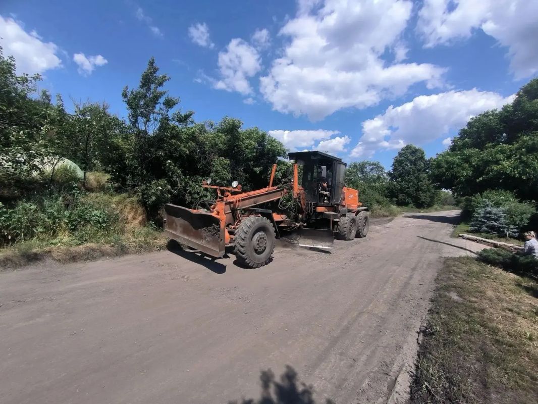 В Снежном продолжается грейдирование поселковых дорог В Снежном продолжается грейдирование поселковых дорог