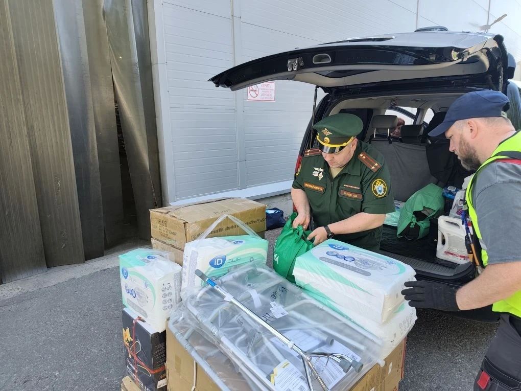 Офицеры военного следственного управления СК России по Ленинградскому военному округу оказали гуманитарную помощь мирным жителям Офицеры военного следственного управления СК России по Ленинградскому военному округу оказали гуманитарную помощь мирным жителям