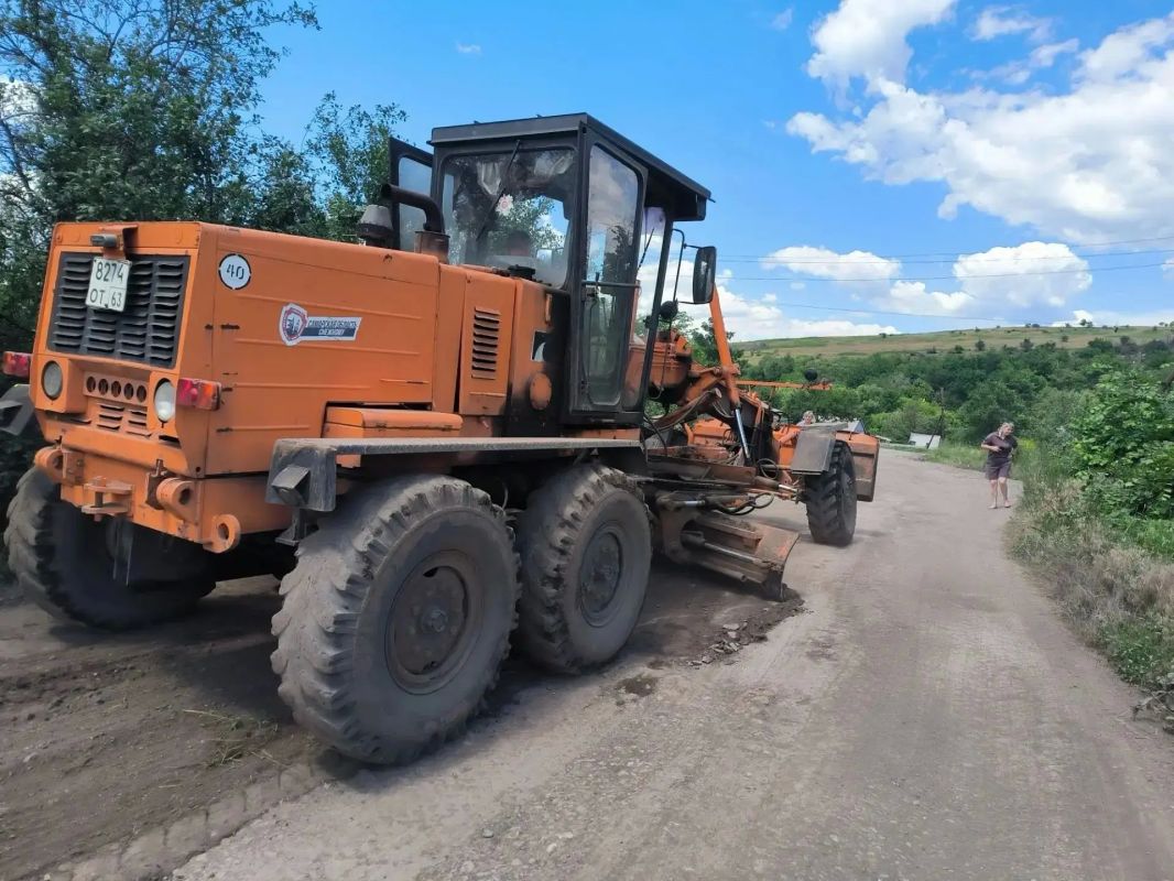 В Снежном продолжается грейдирование поселковых дорог В Снежном продолжается грейдирование поселковых дорог
