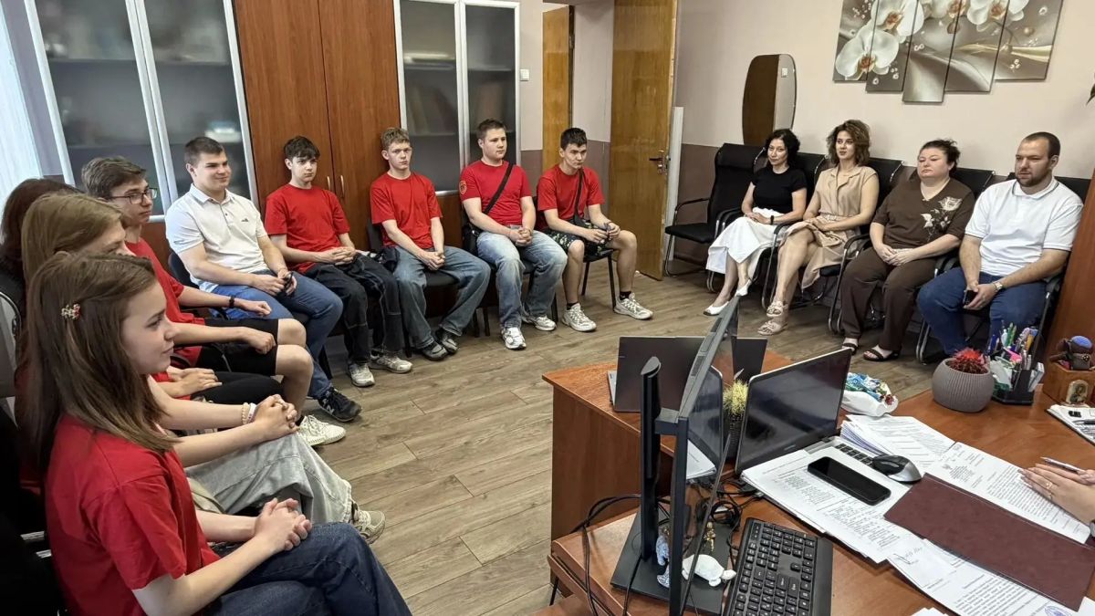 Первый заместитель главы администрации округа Юлия Рачек в рамках проекта «ГосСтартДиалог» встретилась с юнармейцами Ясиноватой Первый заместитель главы администрации округа Юлия Рачек в рамках проекта «ГосСтартДиалог» встретилась с юнармейцами Ясиноватой
