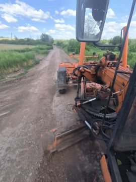 В Снежном продолжается грейдирование поселковых дорог