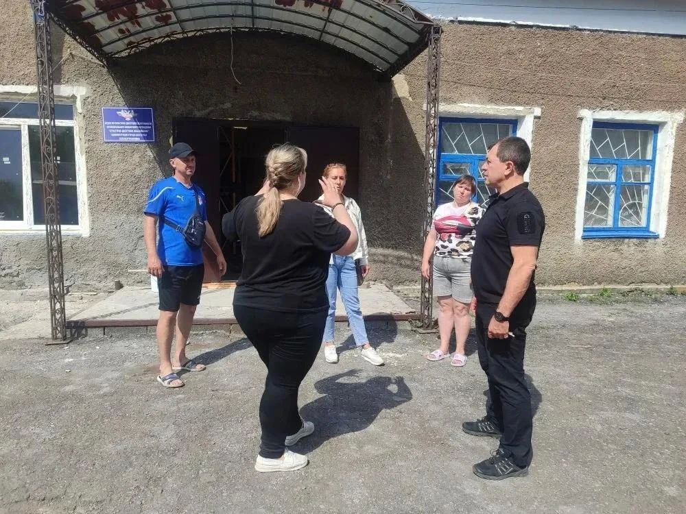 Замглавы Шахтерского округа встретился с коллективом сельского дома культуры Замглавы Шахтерского округа встретился с коллективом сельского дома культуры