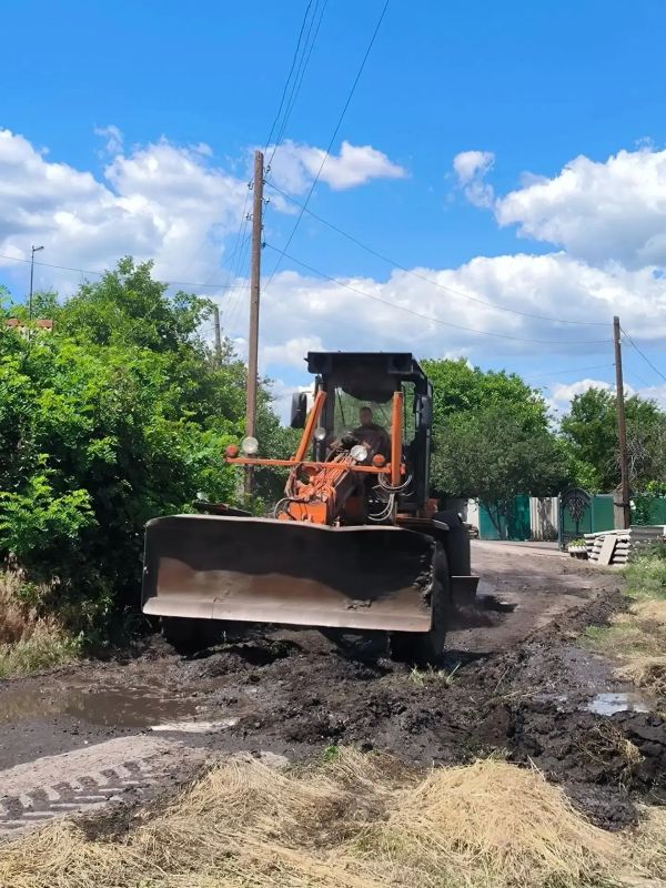 В Снежном продолжается грейдирование поселковых дорог В Снежном продолжается грейдирование поселковых дорог
