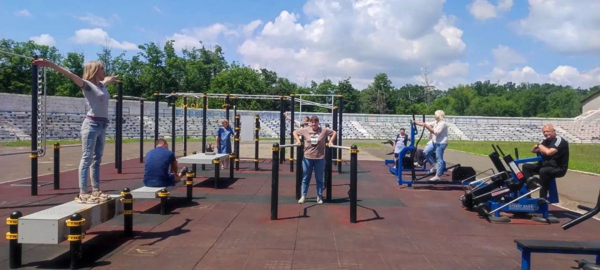 В Шахтерске работники учреждений спорта провели зарядку вместе с Единой Россией
