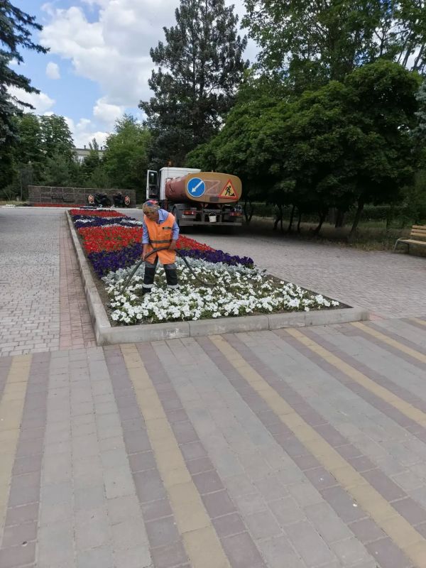 В Мариуполе коммунальщики усилили полив цветников В Мариуполе коммунальщики усилили полив цветников