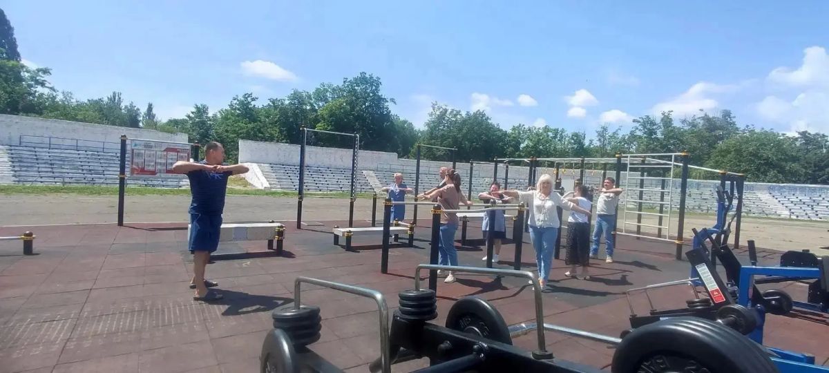 В Шахтерске работники учреждений спорта провели зарядку вместе с Единой Россией В Шахтерске работники учреждений спорта провели зарядку вместе с Единой Россией