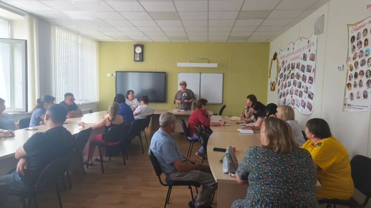 Депутат Тельмановского муниципального совета Галина Коссе провела рабочую встречу с коллективом ГБОУ «Тельмановская гимназия Тельмановского муниципального округа»