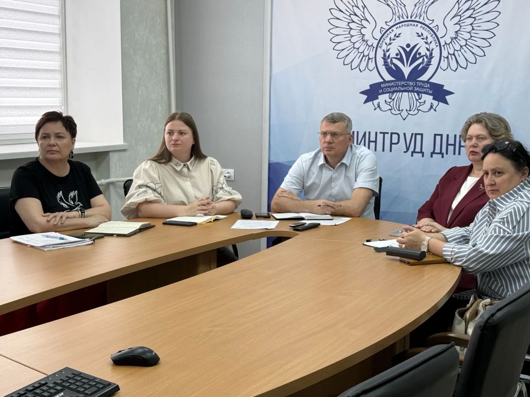 Алексей Исаев: Сегодня, 23 июня, совместно с заместителем министра труда и социальной защиты ДНР Натальей Голомысовой и Уполномоченным по правам ребенка в ДНР Светланой Малахай приняли участие в важном всероссийском... Алексей Исаев: Сегодня, 23 июня, совместно с заместителем министра труда и социальной защиты ДНР Натальей Голомысовой и Уполномоченным по правам ребенка в ДНР Светланой Малахай приняли участие в важном всероссийском...