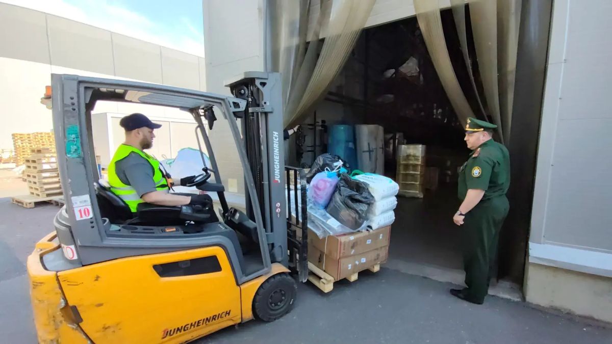 Офицеры военного следственного управления СК России по Ленинградскому военному округу оказали гуманитарную помощь мирным жителям Офицеры военного следственного управления СК России по Ленинградскому военному округу оказали гуманитарную помощь мирным жителям