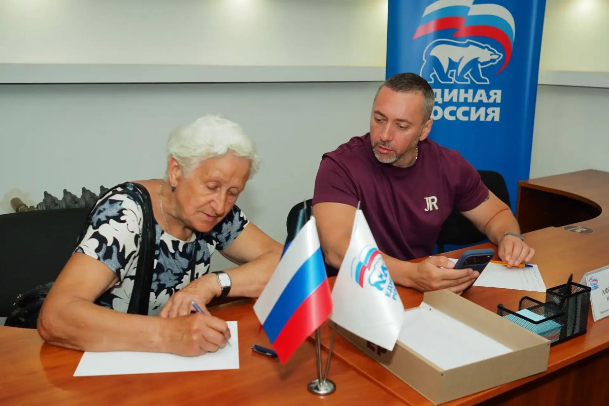 Юрий Афендиков провел прием граждан в общественной приемной партии «Единая Россия» Юрий Афендиков провел прием граждан в общественной приемной партии «Единая Россия»