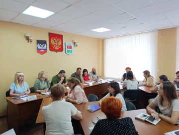 В ходе еженедельного аппаратного совещания с начальниками управлений, отделов, секторов администрации округа и руководителями учреждений заведующий сектором обеспечения деятельности комиссии по делам несовершеннолетних и...