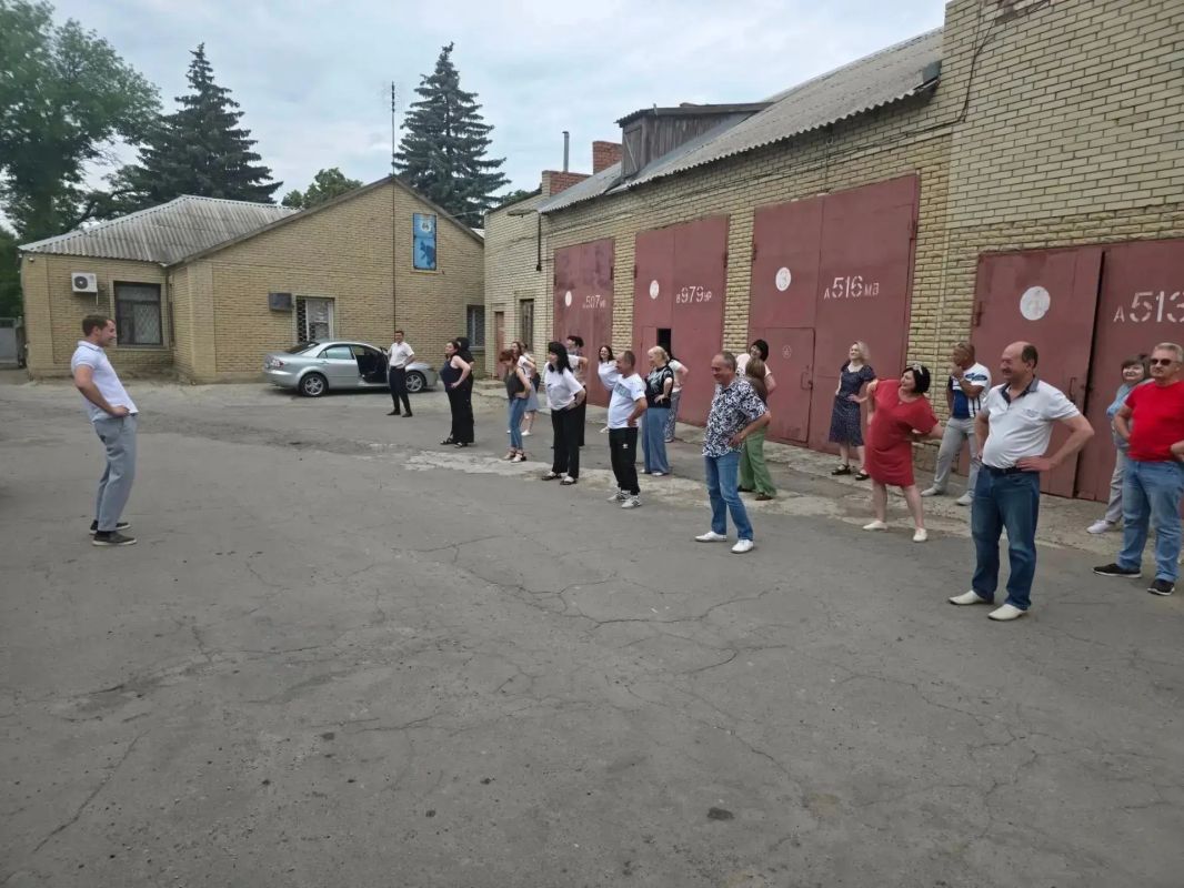 "В ЗДОРОВОМ ТЕЛЕ – ЗДОРОВЫЙ ДУХ!": В РАМКАХ АКЦИИ "СПОРТИВНЫЙ ДОНБАСС" В ГУП ДНР "ДОНБАССТЕПЛОЭНЕРГО" ДАН СТАРТ ЕЖЕДНЕВНОЙ УТРЕННЕЙ ЗАРЯДКЕ "В ЗДОРОВОМ ТЕЛЕ – ЗДОРОВЫЙ ДУХ!": В РАМКАХ АКЦИИ "СПОРТИВНЫЙ ДОНБАСС" В ГУП ДНР "ДОНБАССТЕПЛОЭНЕРГО" ДАН СТАРТ ЕЖЕДНЕВНОЙ УТРЕННЕЙ ЗАРЯДКЕ