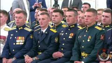 Офицеры Росгвардии — лучшие выпускники высших военных учебных заведений войск национальной гвардии — встретились с Президентом Российской Федерации Владимиром Путиным в Большом Кремлёвском дворце