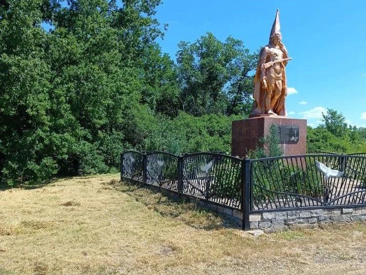Активисты ТОС «Ольховчик» привели в порядок Братскую могилу