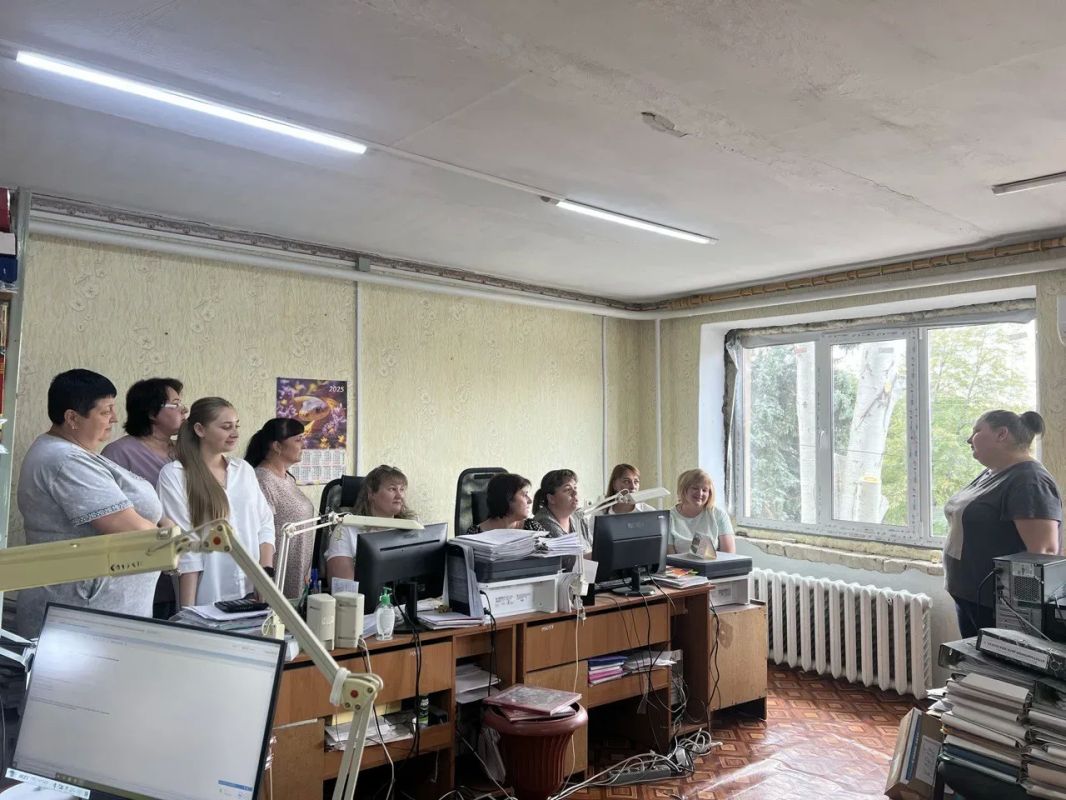Депутат Тельмановского муниципального совета Юлия Налбат провела рабочую встречу с коллективом отдела образования Администрации Тельмановского муниципального округа