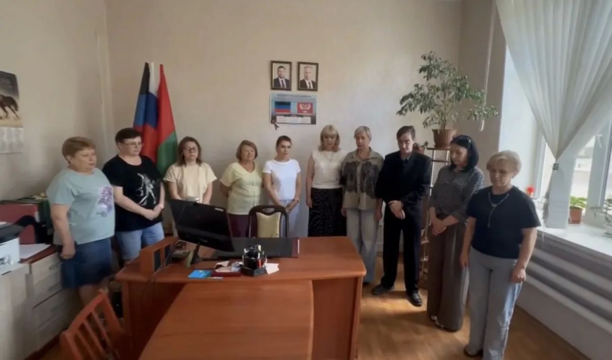 В знак памяти и благодарности по всей стране проводится общероссийская минута молчания в 12:45 по московскому времени — жизнь на мгновение замирает