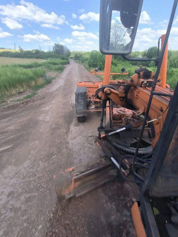 В Снежном продолжается грейдирование поселковых дорог