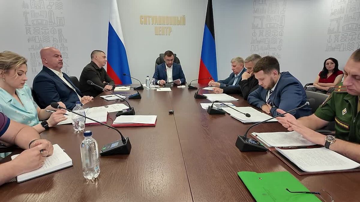 Глава ДНР провел оперативное совещание, входе которого обсуждалось завершение посевной кампании, приобретение новой сельхозтехники и увеличение количества отделений МФЦ