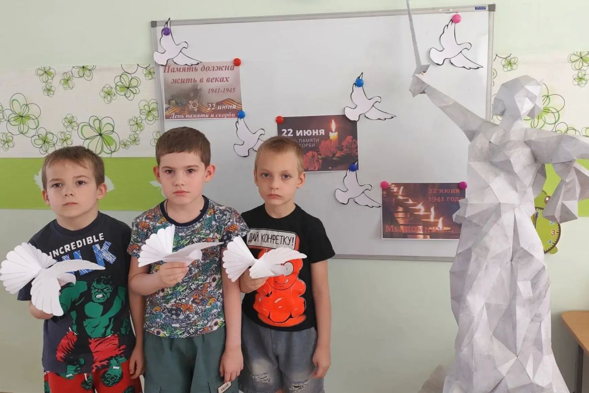 Воспитанники ГБДОУ "Детский сад № 4 "Сказка" г.о.Дебальцево" ДНР присоединились к Общероссийской минуте молчания в День памяти и скорби – день начала Великой Отечественной войны 22 июня 1941 года Воспитанники ГБДОУ "Детский сад № 4 "Сказка" г.о.Дебальцево" ДНР присоединились к Общероссийской минуте молчания в День памяти и скорби – день начала Великой Отечественной войны 22 июня 1941 года