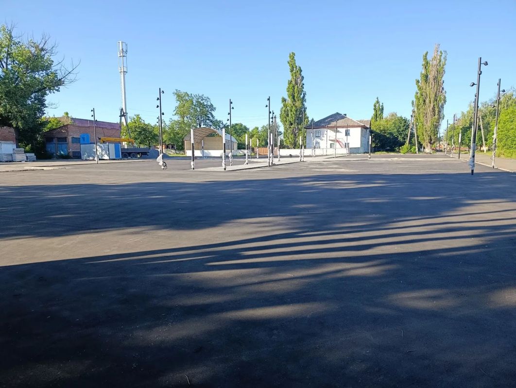 В Снежном продолжается благоустройство общественной территории пгт Северное В Снежном продолжается благоустройство общественной территории пгт Северное