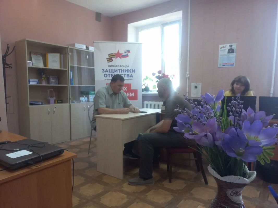 Глава Амвросиевского муниципального округа Игорь Лызов провел встречу в Амвросиевском филиале Фонда «Защитники Отечества»