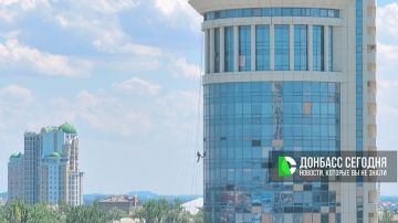 Тем временем на башне ТЦ "Донецк Сити" продолжается работа по ремонту