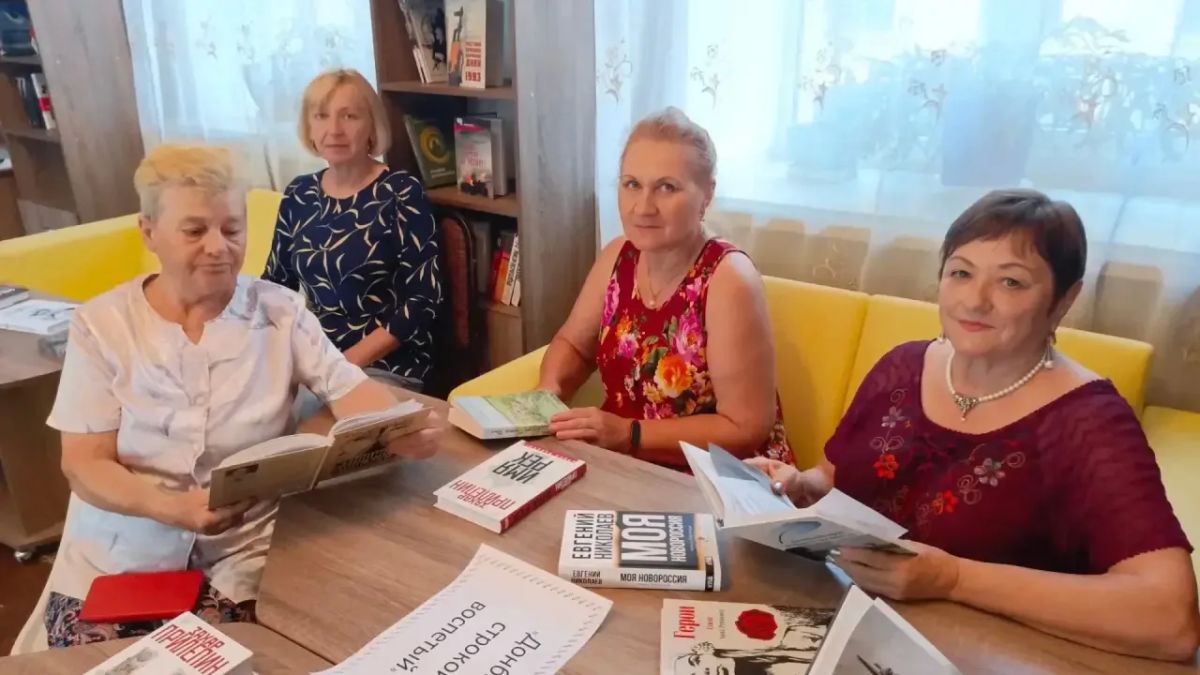 В Зугрэсской библиотеке-филиале №3 участники клуба «Лира» провели литературную встречу «Донбасс, строкой воспетый» В Зугрэсской библиотеке-филиале №3 участники клуба «Лира» провели литературную встречу «Донбасс, строкой воспетый»
