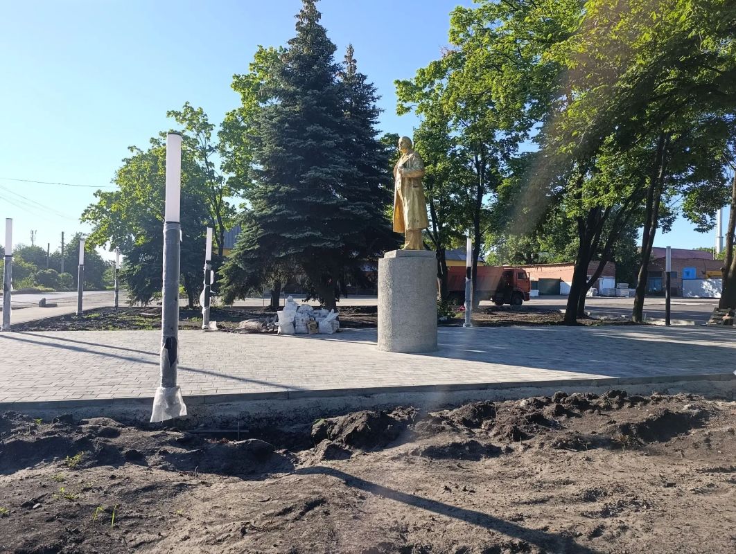 В Снежном продолжается благоустройство общественной территории пгт Северное В Снежном продолжается благоустройство общественной территории пгт Северное