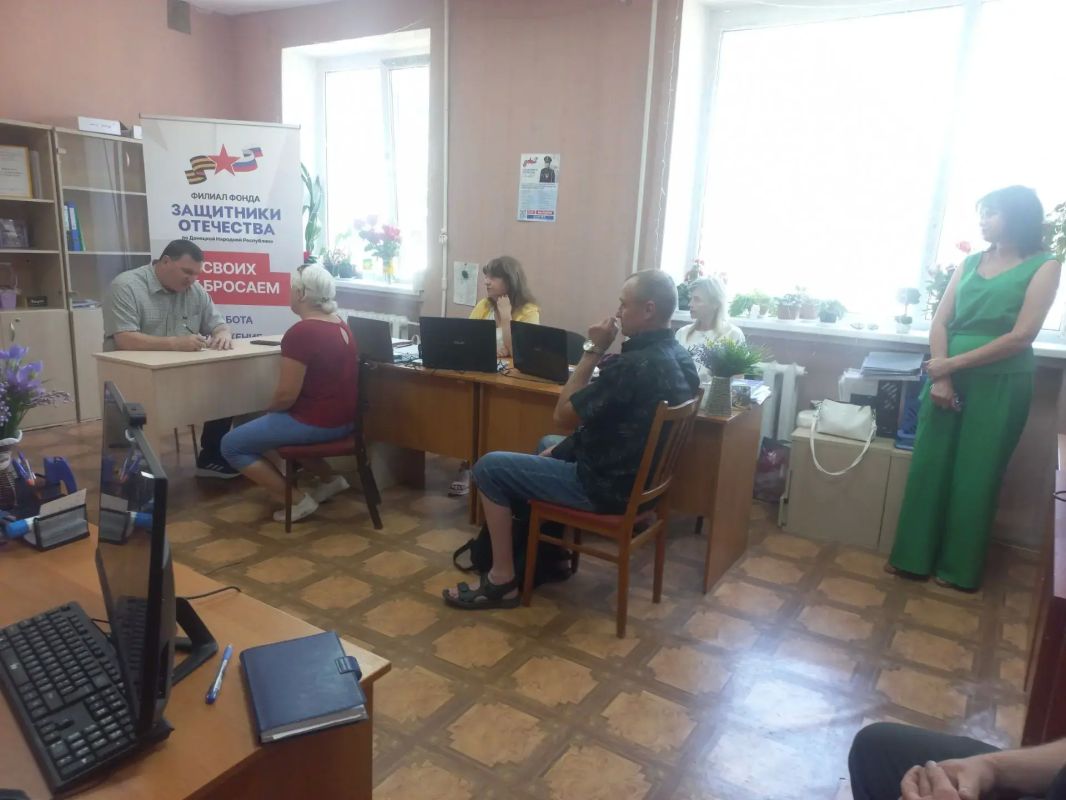 Глава Амвросиевского муниципального округа Игорь Лызов провел встречу в Амвросиевском филиале Фонда «Защитники Отечества» Глава Амвросиевского муниципального округа Игорь Лызов провел встречу в Амвросиевском филиале Фонда «Защитники Отечества»