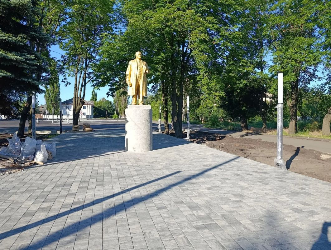 В Снежном продолжается благоустройство общественной территории пгт Северное В Снежном продолжается благоустройство общественной территории пгт Северное