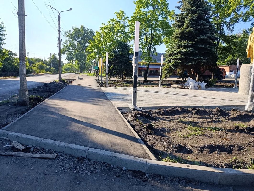В Снежном продолжается благоустройство общественной территории пгт Северное В Снежном продолжается благоустройство общественной территории пгт Северное