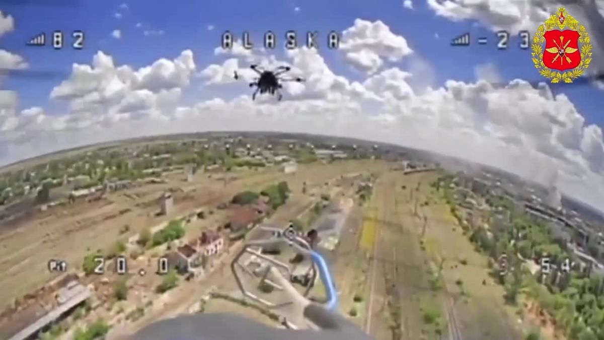 Минобороны России: Операторы FPV-перехватчиков войск беспилотных систем группировки «Запад» протаранили вражеские БПЛА R-18