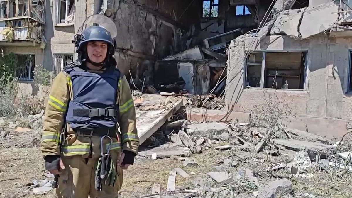 Оперативную обстановку на месте обрушения подъезда многоквартирного дома комментирует начальник пожарно-спасательного отряда г. Горловка Илья Кравчук