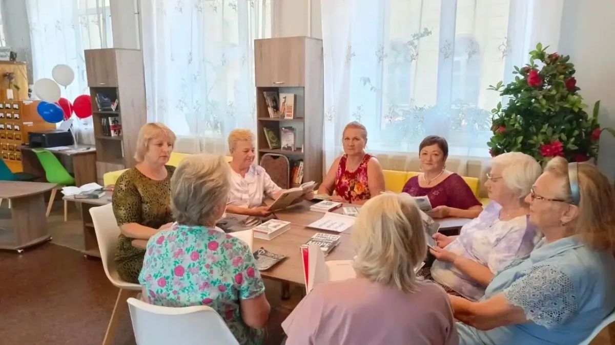 В Зугрэсской библиотеке-филиале №3 участники клуба «Лира» провели литературную встречу «Донбасс, строкой воспетый» В Зугрэсской библиотеке-филиале №3 участники клуба «Лира» провели литературную встречу «Донбасс, строкой воспетый»