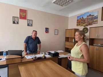 Денис Зубов: Новые знакомства. Временно исполняющий полномочия главы муниципального образования городской округ Иловайск Александр Кузнецов встретился с Мариной Мартыновой - руководителем волонтёрского центра "Станция Добра"...