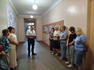 Сегодня, 24 июня 2026 года, в рамках проектов «Управдом» и "Школа ЖКХ", заместитель руководителя Управы Александр Дёмин провел встречу с жителями Кировского района