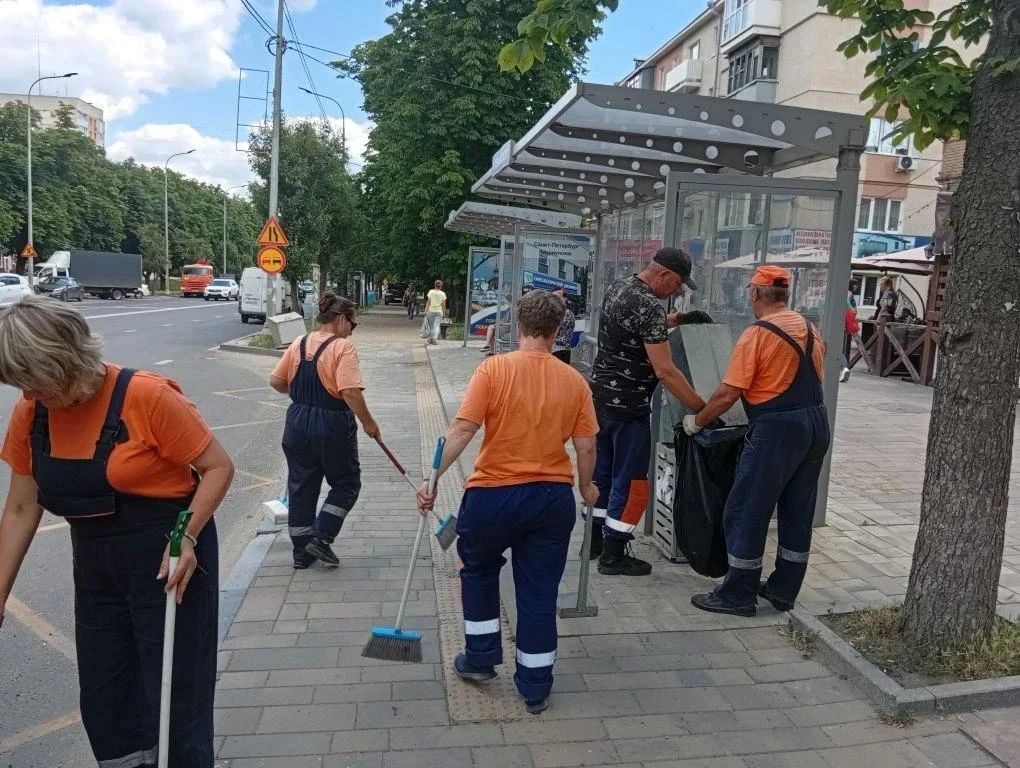 Мариупольские дорожники продолжают благоустройство остановок общественного транспорта Мариупольские дорожники продолжают благоустройство остановок общественного транспорта