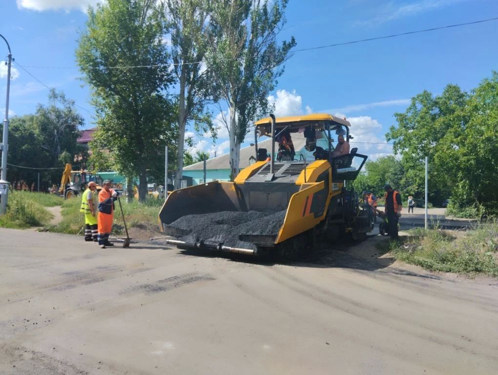 В Кировском внутригородском районе города Макеевки продолжается ремонт асфальтобетонного покрытия автодороги по ул. Кремлевской. Подрядной организацией выполняются работы по устройству примыкания на съездах с вышеуказанной... В Кировском внутригородском районе города Макеевки продолжается ремонт асфальтобетонного покрытия автодороги по ул. Кремлевской. Подрядной организацией выполняются работы по устройству примыкания на съездах с вышеуказанной...
