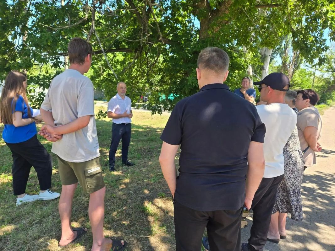 Глава городского округа Дебальцево Сергей Желновач провел встречу с жителями улицы Заводская, чтобы обсудить актуальные вопросы и проблемы района Глава городского округа Дебальцево Сергей Желновач провел встречу с жителями улицы Заводская, чтобы обсудить актуальные вопросы и проблемы района