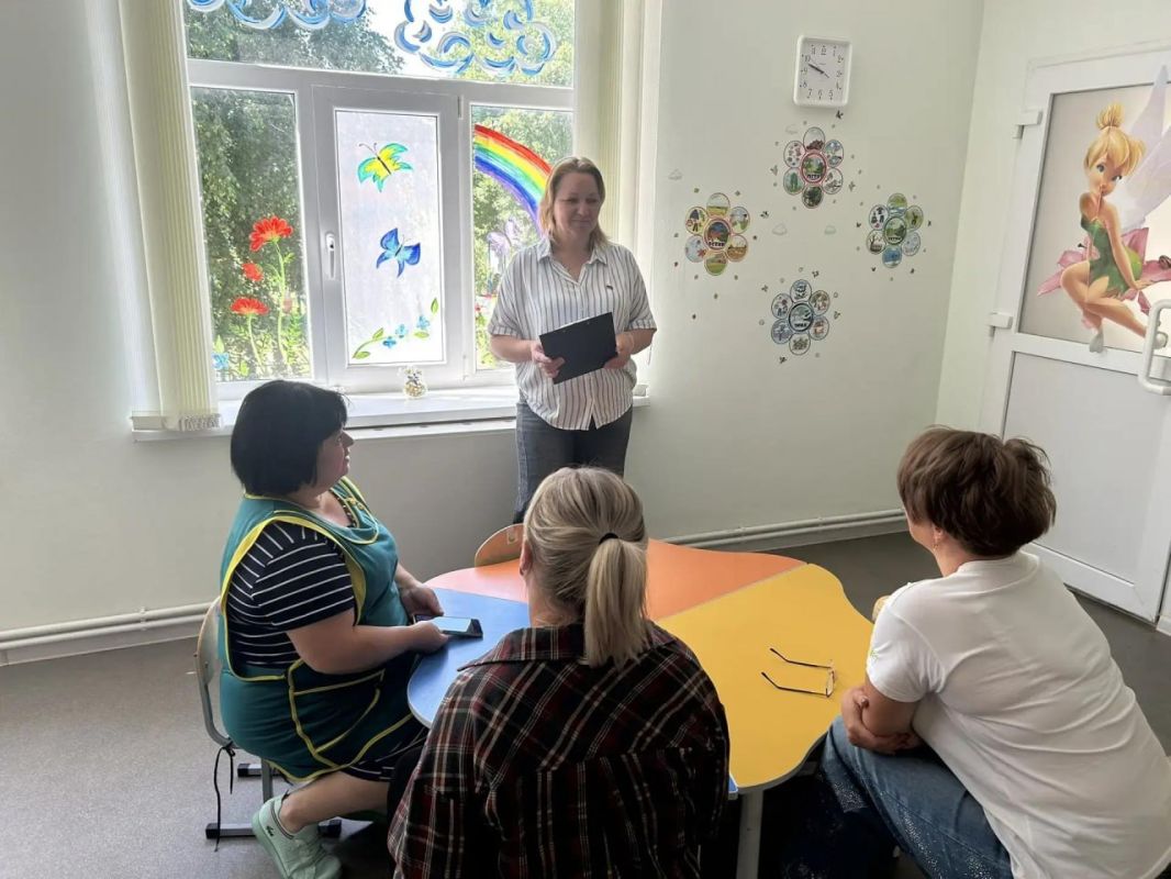 Провела встречу с населением, в ходе которой затронули важную тему: как мошенники обманывают подростков через игры, используя несколько схем