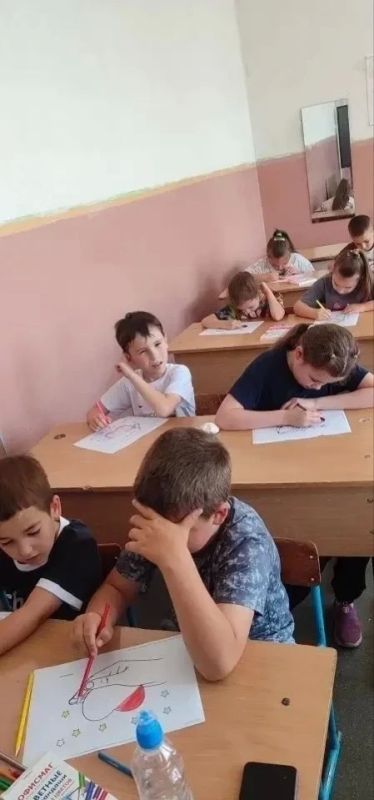 Всероссийская акция «Дарю тепло» прошла в школе № 2 Амвросиевки Всероссийская акция «Дарю тепло» прошла в школе № 2 Амвросиевки
