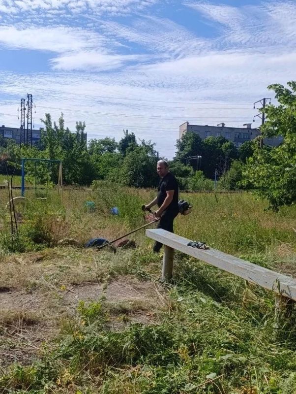 Силами профильных участков Енакиевского филиала по управлению многоквартирными домами организован и проведен покос травы на придомовых территориях Дебальцево, Светлодарска и пгт Мироновский Силами профильных участков Енакиевского филиала по управлению многоквартирными домами организован и проведен покос травы на придомовых территориях Дебальцево, Светлодарска и пгт Мироновский