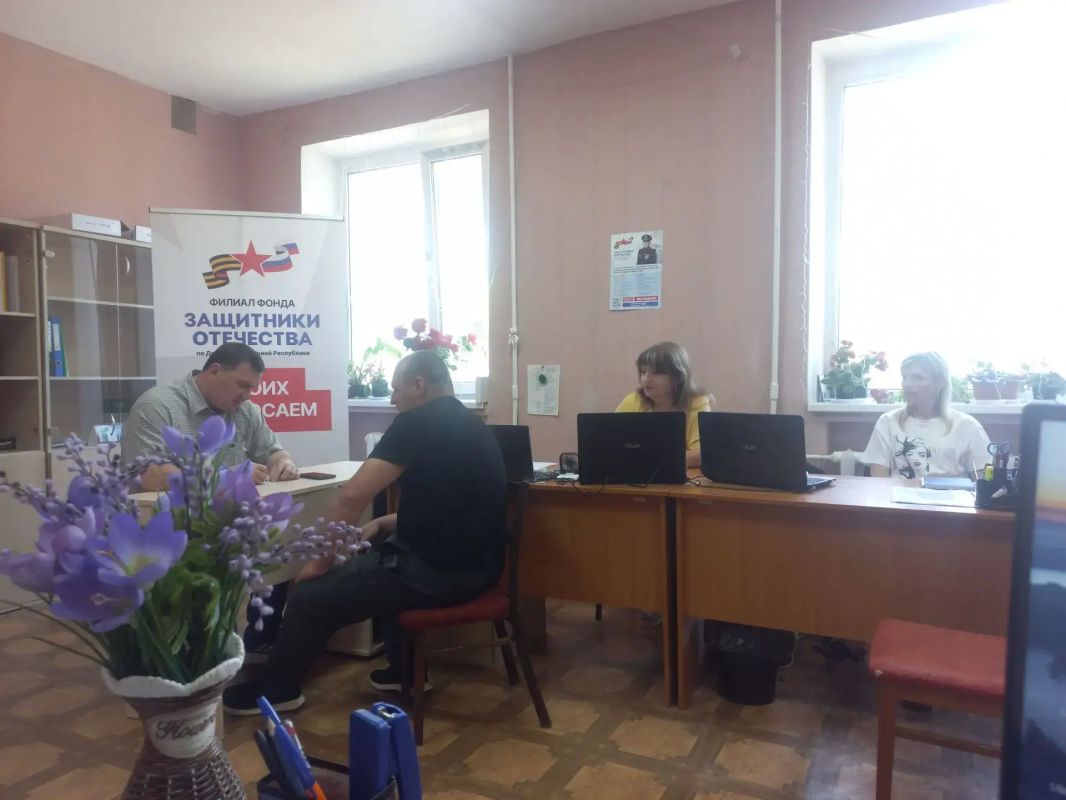 Глава Амвросиевского муниципального округа Игорь Лызов провел встречу в Амвросиевском филиале Фонда «Защитники Отечества» Глава Амвросиевского муниципального округа Игорь Лызов провел встречу в Амвросиевском филиале Фонда «Защитники Отечества»
