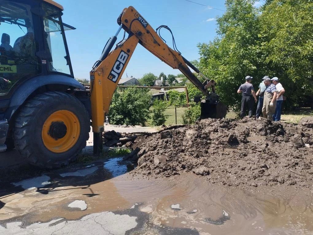 Жители села Заря, проживающие по улице Новосёлов, обратились с просьбой устранить порыв на водопроводной сети