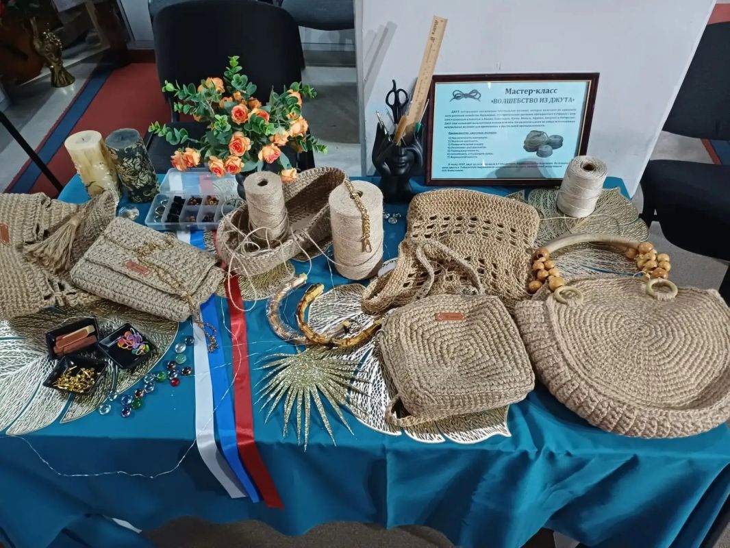 В Снежном открылась выставка «От края до края: культура многонациональной России»