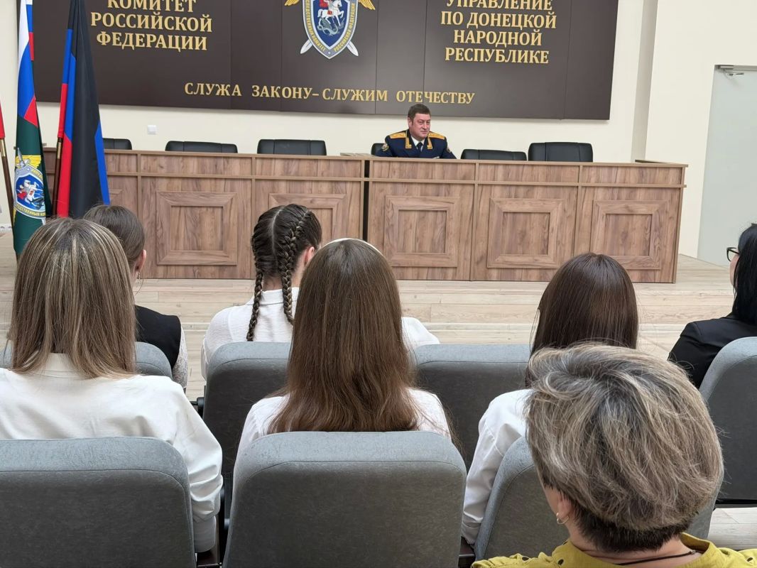 Руководитель СУ СК по ДНР наградил активистов молодежных организаций и победителей олимпиады «Мой выбор – следствие» Руководитель СУ СК по ДНР наградил активистов молодежных организаций и победителей олимпиады «Мой выбор – следствие»